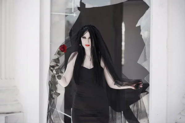 Siyah Elbiseli Gotik Gelin Gül Peçeli Karanlık Gelin Cadılar Bayramı — Stok fotoğraf