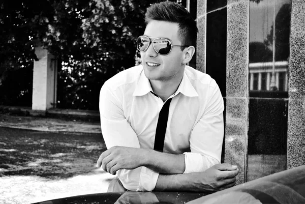 Sokaktaki modern yakışıklı adam, açık hava portresi, modern insanların yaşam tarzı