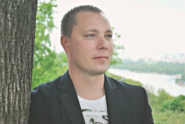 Sokaktaki modern yakışıklı adam, açık hava portresi, modern insanların yaşam tarzı 