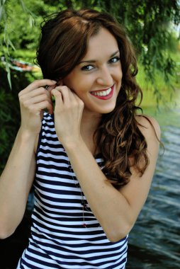 Kızlar için sıcak yaz stili, tatil zamanı, Latin tarzı açık hava modeli.