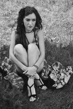 Kızlar için sıcak yaz stili, tatil zamanı, Latin tarzı açık hava modeli.