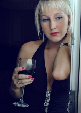 Kızlar için sıcak yaz stili, tatil zamanı, açık havada moda solaryumu