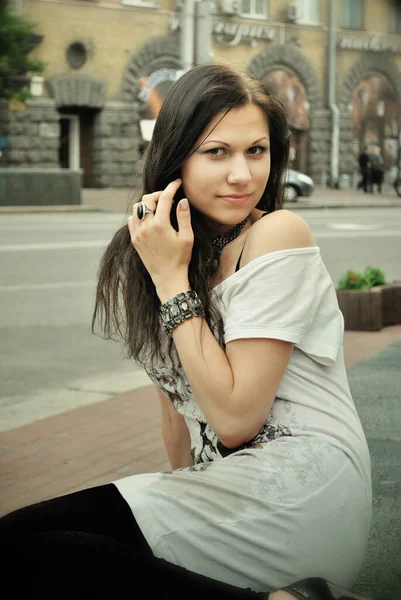 若いです現代女の子で街 学生生活 シンプルな女の子屋外肖像画 — ストック写真