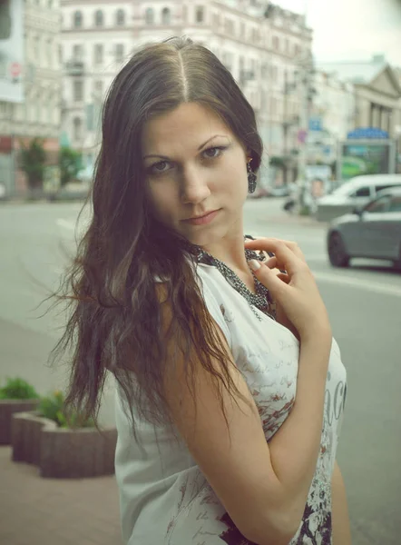 若いです現代女の子で街 学生生活 シンプルな女の子屋外肖像画 — ストック写真