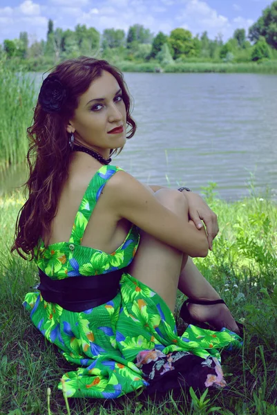 Гарячий Літній Стиль Дівчат Відпочинок Мода Латиноамериканська Модель Просто Неба — стокове фото