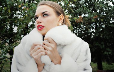 Slav güzeli. Modern bir kadının klasik portresi sıradan bir karışım tarzında. Güzel bayan yaşam tarzı