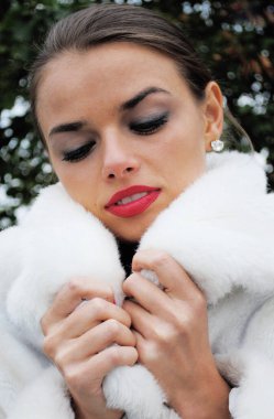 Slav güzeli. Modern bir kadının klasik portresi sıradan bir karışım tarzında. Güzel bayan yaşam tarzı