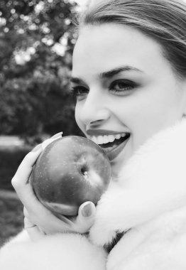 Slav güzeli. Modern bir kadının klasik portresi sıradan bir karışım tarzında. Güzel bayan yaşam tarzı