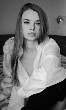 Slav güzeli. Modern bir kadının klasik portresi sıradan bir karışım tarzında. Güzel bayan yaşam tarzı