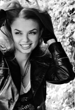 Slav güzeli. Modern bir kadının klasik portresi sıradan bir karışım tarzında. Güzel bayan yaşam tarzı