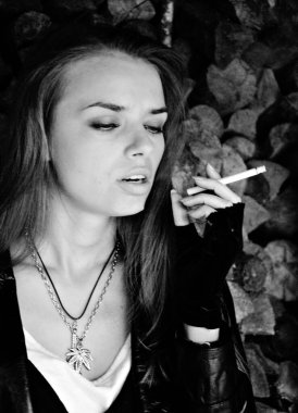 Slav güzeli. Modern bir kadının klasik portresi sıradan bir karışım tarzında. Güzel bayan yaşam tarzı