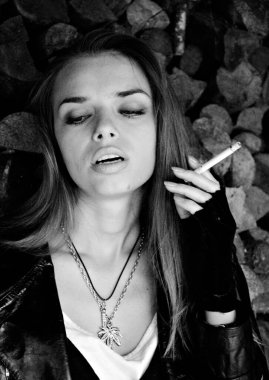 Slav güzeli. Modern bir kadının klasik portresi sıradan bir karışım tarzında. Güzel bayan yaşam tarzı