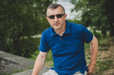 Olgun erkek yaşam tarzı, yaşlı adam, 50 'lerden sonraki hayat, yaşam tarzı. Avrupalı ya da Amerikalı kıdemli adamın portresi