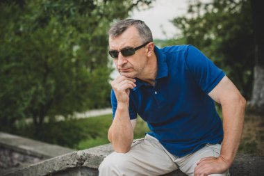 Olgun erkek yaşam tarzı, yaşlı adam, 50 'lerden sonraki hayat, yaşam tarzı. Avrupalı ya da Amerikalı kıdemli adamın portresi