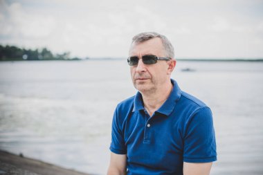 Olgun erkek yaşam tarzı, yaşlı adam, 50 'lerden sonraki hayat, yaşam tarzı. Avrupalı ya da Amerikalı kıdemli adamın portresi