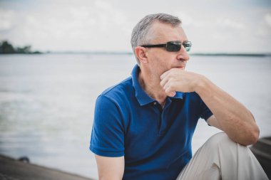 Olgun erkek yaşam tarzı, yaşlı adam, 50 'lerden sonraki hayat, yaşam tarzı. Avrupalı ya da Amerikalı kıdemli adamın portresi