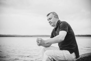 Olgun erkek yaşam tarzı, yaşlı adam, 50 'lerden sonraki hayat, yaşam tarzı. Avrupalı ya da Amerikalı kıdemli adamın portresi