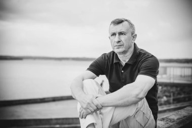 Olgun erkek yaşam tarzı, yaşlı adam, 50 'lerden sonraki hayat, yaşam tarzı. Avrupalı ya da Amerikalı kıdemli adamın portresi