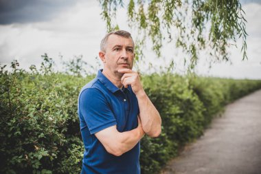 Olgun erkek yaşam tarzı, yaşlı adam, 50 'lerden sonraki hayat, yaşam tarzı. Avrupalı ya da Amerikalı kıdemli adamın portresi