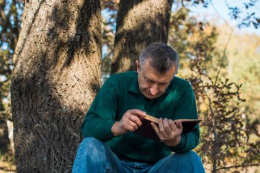 Olgun erkek yaşam tarzı, yaşlı adam, 50 'lerden sonraki hayat, yaşam tarzı. Avrupalı ya da Amerikalı kıdemli adamın portresi