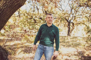 Olgun erkek yaşam tarzı, yaşlı adam, 50 'lerden sonraki hayat, yaşam tarzı. Avrupalı ya da Amerikalı kıdemli adamın portresi