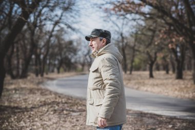 Olgun erkek yaşam tarzı, yaşlı adam, 50 'lerden sonraki hayat, yaşam tarzı. Avrupalı ya da Amerikalı kıdemli adamın portresi