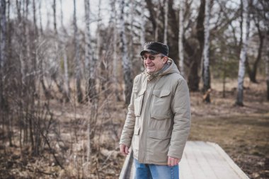 Olgun erkek yaşam tarzı, yaşlı adam, 50 'lerden sonraki hayat, yaşam tarzı. Avrupalı ya da Amerikalı kıdemli adamın portresi