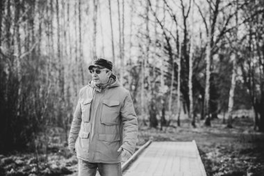 Olgun erkek yaşam tarzı, yaşlı adam, 50 'lerden sonraki hayat, yaşam tarzı. Avrupalı ya da Amerikalı kıdemli adamın portresi