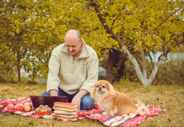 Olgun erkek yaşam tarzı, yaşlı adam, 50 'lerden sonraki hayat, yaşam tarzı. Avrupalı ya da Amerikalı kıdemli adamın portresi