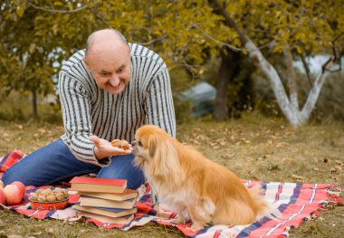 Olgun erkek yaşam tarzı, yaşlı adam, 50 'lerden sonraki hayat, yaşam tarzı. Avrupalı ya da Amerikalı kıdemli adamın portresi