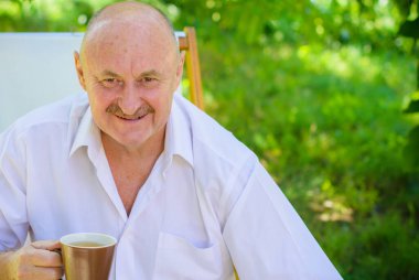 Olgun erkek yaşam tarzı, yaşlı adam, 50 'lerden sonraki hayat, yaşam tarzı. Avrupalı ya da Amerikalı kıdemli adamın portresi