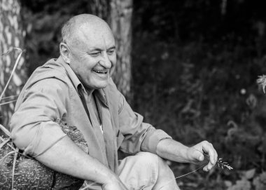 Olgun erkek yaşam tarzı, yaşlı adam, 50 'lerden sonraki hayat, yaşam tarzı. Avrupalı ya da Amerikalı kıdemli adamın portresi