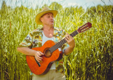 Olgun erkek yaşam tarzı, yaşlı adam, 50 'lerden sonraki hayat, yaşam tarzı. Avrupalı ya da Amerikalı kıdemli adamın portresi