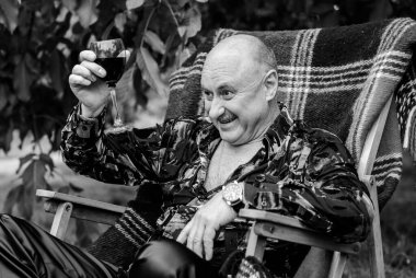 Olgun erkek yaşam tarzı, yaşlı adam, 50 'lerden sonraki hayat, yaşam tarzı. Avrupalı ya da Amerikalı kıdemli adamın portresi