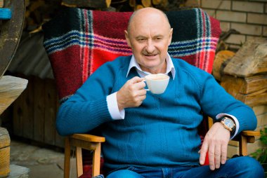 Olgun erkek yaşam tarzı, yaşlı adam, 50 'lerden sonraki hayat, yaşam tarzı. Avrupalı ya da Amerikalı kıdemli adamın portresi