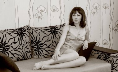 Orta yaşlı kadın rahat bir evde, güzel bir kadının yaşam tarzında dinleniyor.