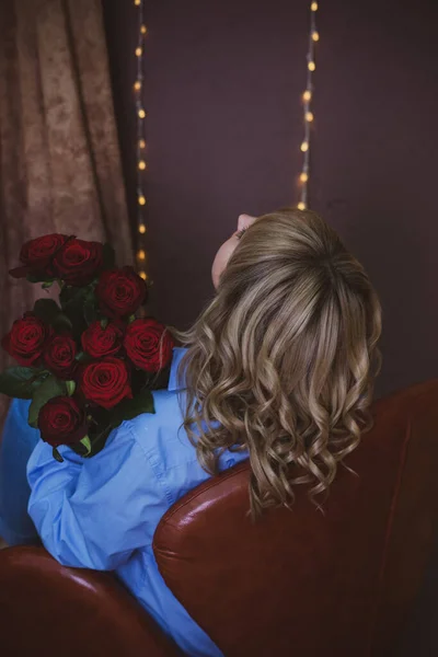 Frau Mittleren Alters Hause Entspannen Lebensstil Der Schönen Dame Weihnachten — Stockfoto