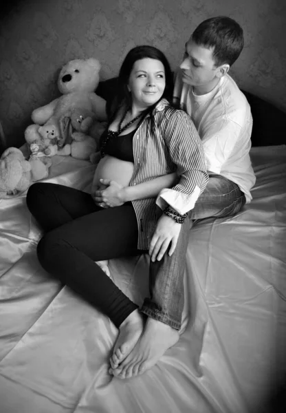 Pár Obyčejných Lidí Středního Věku Těhotných Žen Šťastných Vidí Rodinné — Stock fotografie