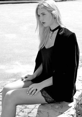 Güzel Slav güzel romantik kız, açık havada genç bayanın portresi.