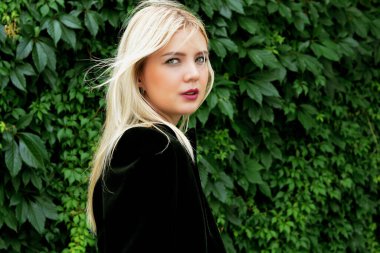 Güzel Slav güzel romantik kız, açık havada genç bayanın portresi.