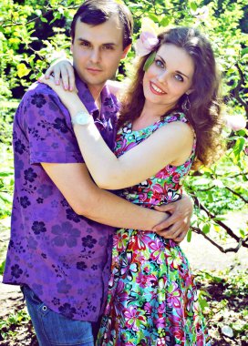 Parktaki bir çift genç birbirini gördüğüne sevindi. Aile değerleri, aşk hikayesi.