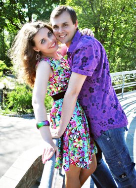 Parktaki bir çift genç birbirini gördüğüne sevindi. Aile değerleri, aşk hikayesi.