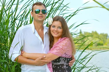 Parktaki bir çift genç birbirini gördüğüne sevindi. Aile değerleri, aşk hikayesi.