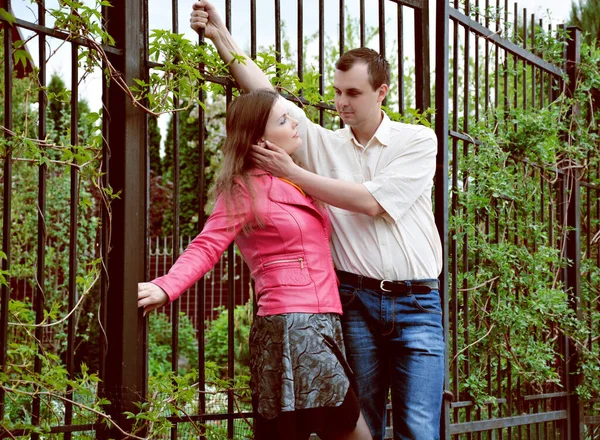 Een Paar Jonge Mensen Het Park Blij Elkaar Zien Familiewaarden — Stockfoto