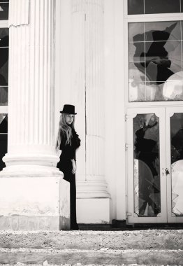 Mükemmel gotik atmosfer, ilham verici karanlık Victoria tarzı, Cadılar Bayramı parti fikirleri. Kadınlar klasik gotik