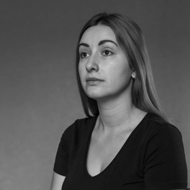  Deri döküntülerine, sivilcelere, akne yaralarına, sağlıklı cilt konseptine, dermatolojiye ve kozmetolojiye eğilimli. 