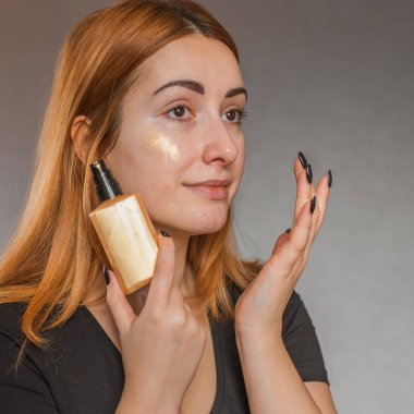  Deri döküntülerine, sivilcelere, akne yaralarına, sağlıklı cilt konseptine, dermatolojiye ve kozmetolojiye eğilimli. 