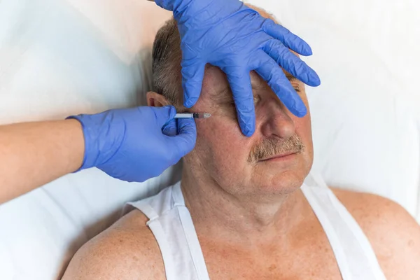 성인의 모습은 주사를 맞습니다 의사들은 얼굴에 주사를 놓는다 치료법 — 스톡 사진