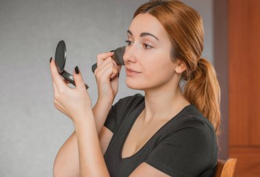 Evde makyaj yapan basit bir kız. Telafi süreci, adım adım. Göz makyajı.