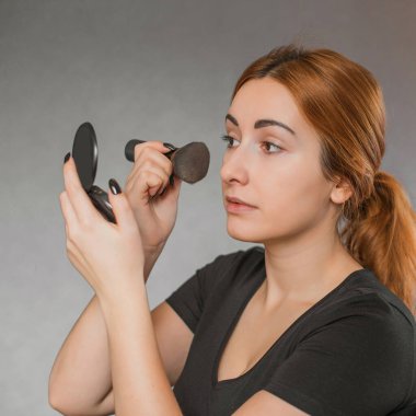 Evde makyaj yapan basit bir kız. Telafi süreci, adım adım. Göz makyajı.